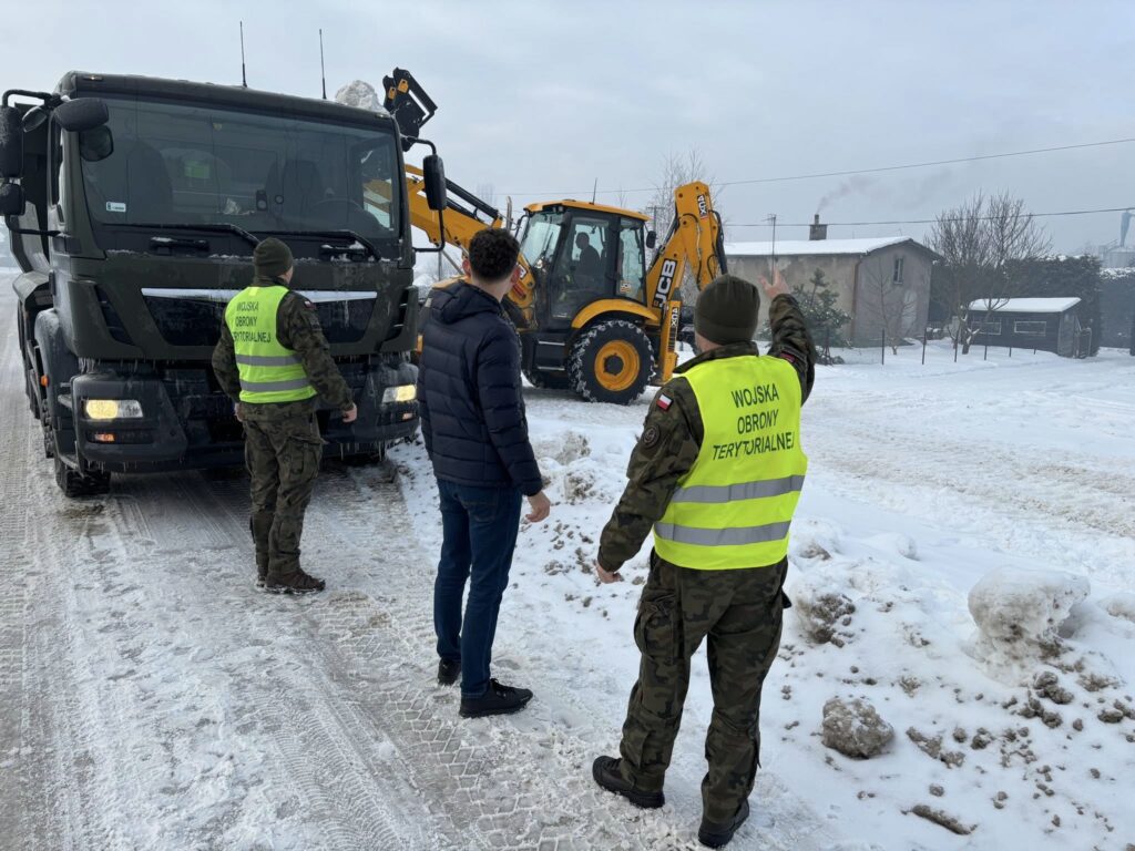 Na ulicach pojawili się żołnierze, którzy walczą z zimą. - Korki i fatalne warunki na drogach. Wezwano wojsko do pomocy