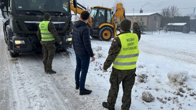 Na ulicach pojawili się żołnierze, którzy walczą z zimą.