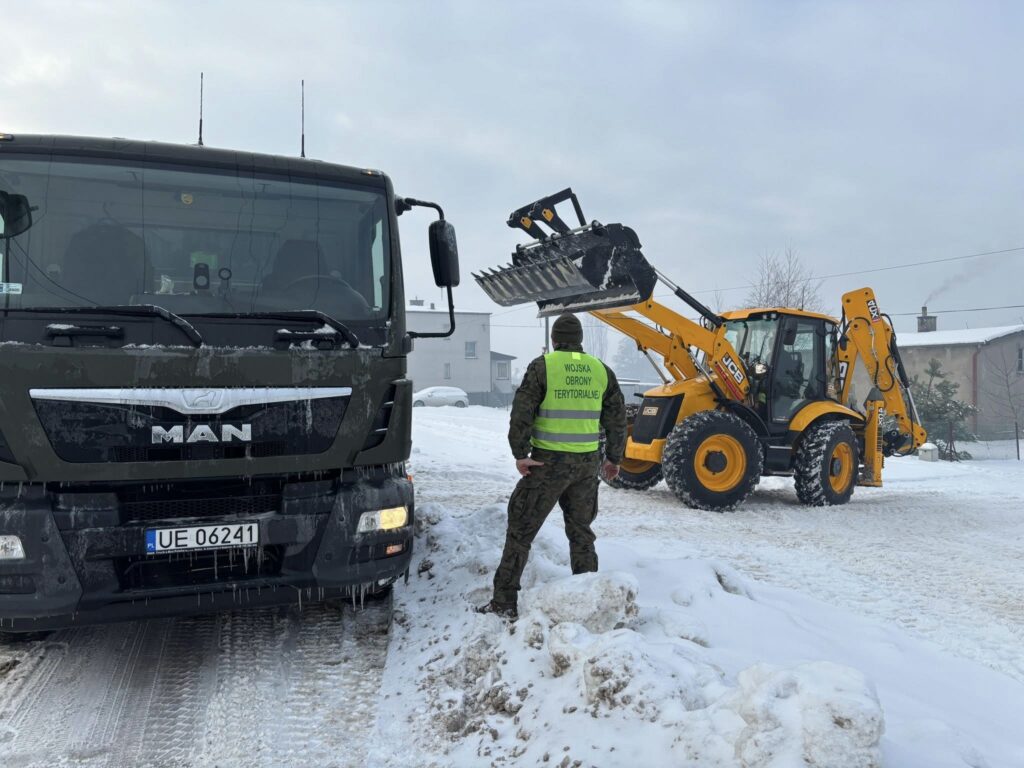 Na ulicach pojawili się żołnierze, którzy walczą z zimą. - Korki i fatalne warunki na drogach. Wezwano wojsko do pomocy