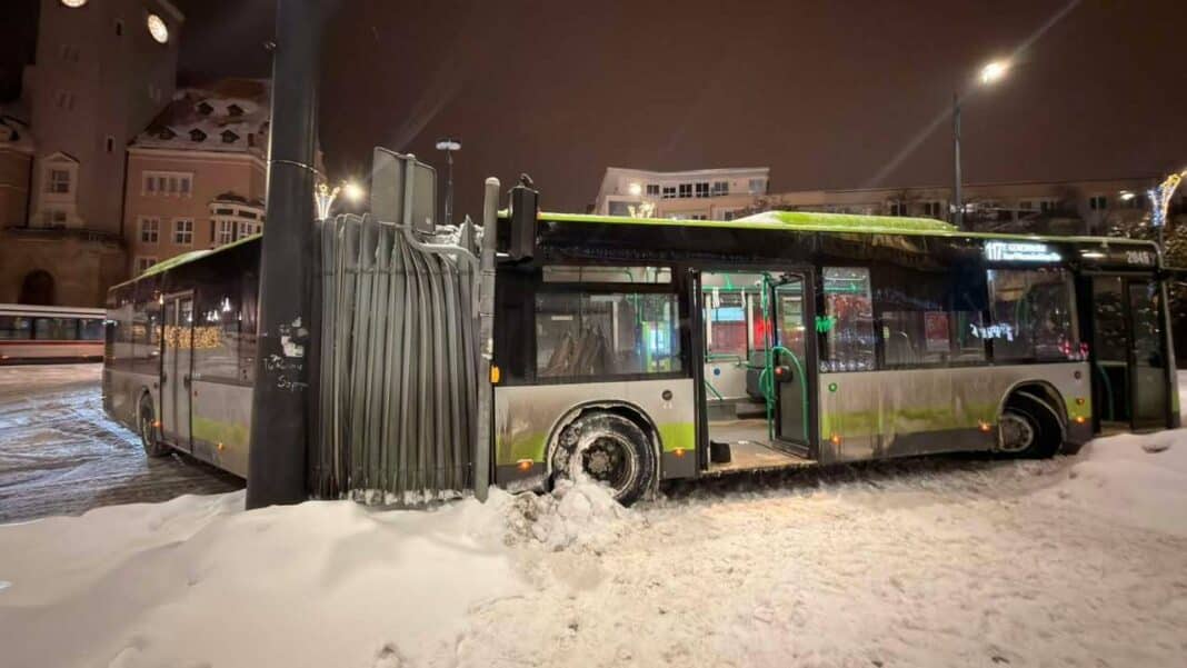 autobus złamany na latarni