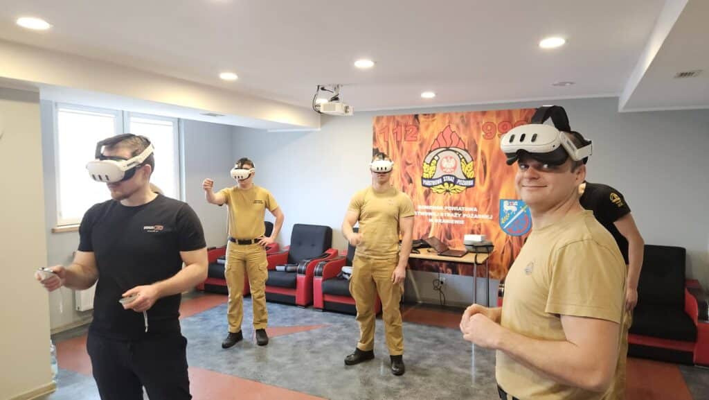 Zakładają gogle, wchodzą do wirtualnego świata i ćwiczą scenariusze, które w realu mogą decydować o ludzkim życiu. - To nie science fiction. Strażacy szkolą się w wirtualnej rzeczywistości