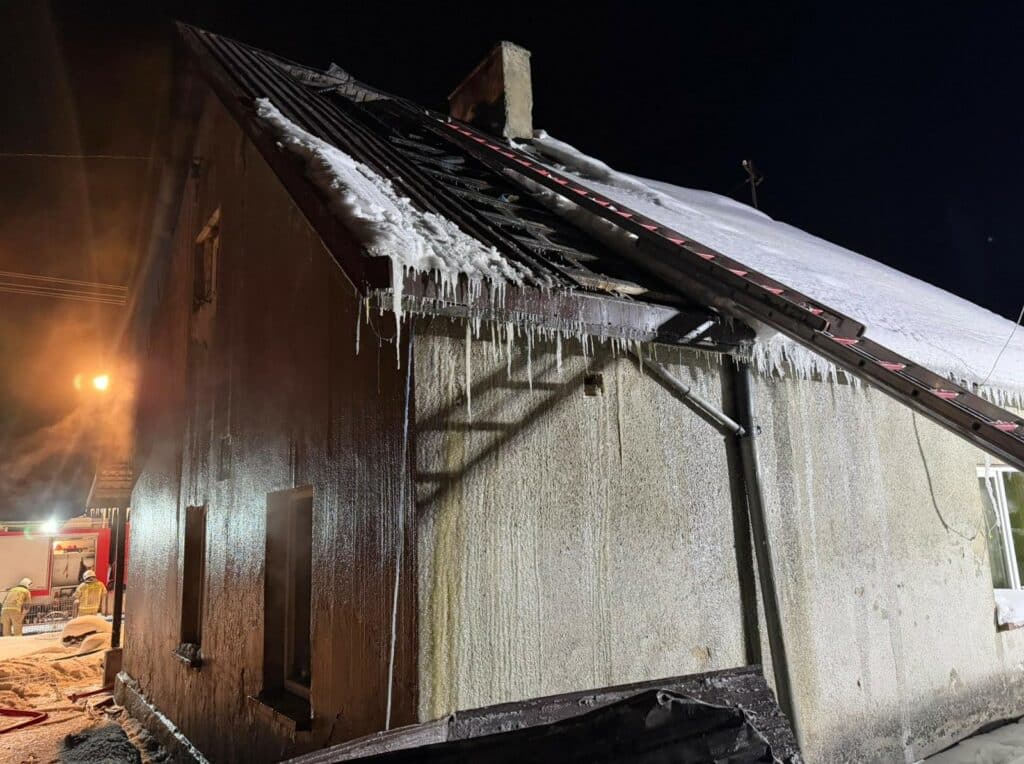 Osiem zastępów strażaków w akcji. - Pożar domu. Wielogodzinna walka z ogniem przy –12°C