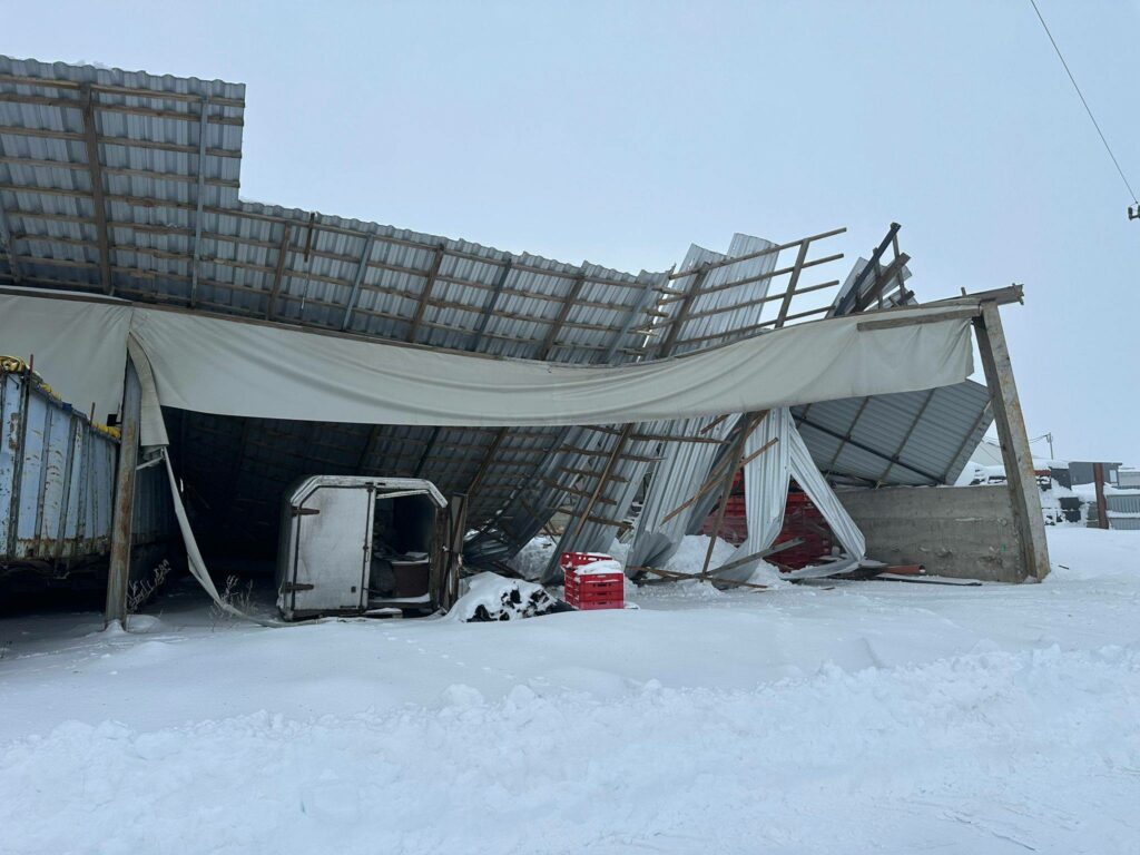 Dramatyczne skutki zimy w regionie. - Dach hali runął pod ciężarem śniegu. Na miejscu pracują służby