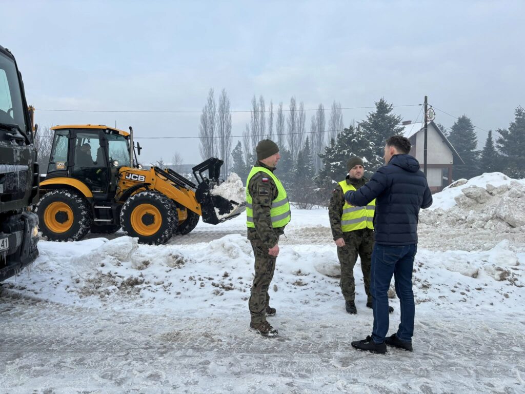 Na ulicach pojawili się żołnierze, którzy walczą z zimą. - Korki i fatalne warunki na drogach. Wezwano wojsko do pomocy