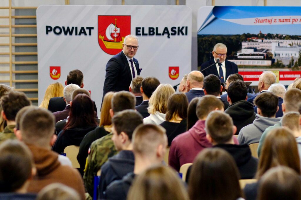 Drony zamiast traktora? W warmińsko-mazurskim będą uczyć rolnictwa precyzyjnego. Drony zamiast traktora? W warmińsko-mazurskim będą uczyć rolnictwa precyzyjnego. - Rolnicy będą uczyć się obsługi dronów? Minister mówi o nowym kierunku kształcenia w regionie