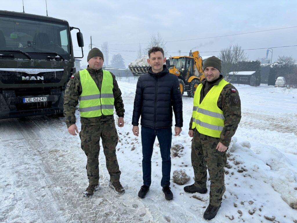 Na ulicach pojawili się żołnierze, którzy walczą z zimą. - Korki i fatalne warunki na drogach. Wezwano wojsko do pomocy