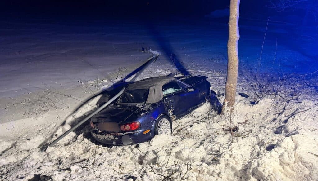 Młoda kierująca straciła panowanie nad autem. - Zmiotła latarnię i wpadła do rowu. 22-letnia kierująca trafiła do szpitala