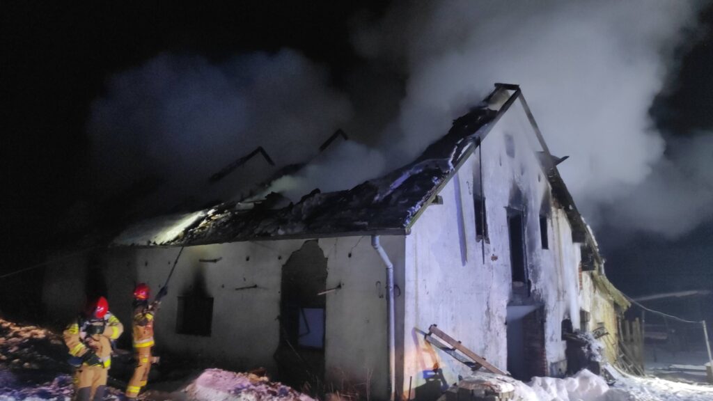 Zostały tylko zgliszcza i zapach spalenizny. - Ogień i kłęby dymu nad wsią. Płomienie strawiły cały budynek