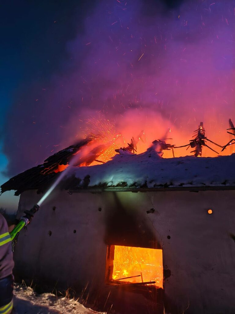 Zostały tylko zgliszcza i zapach spalenizny. - Ogień i kłęby dymu nad wsią. Płomienie strawiły cały budynek