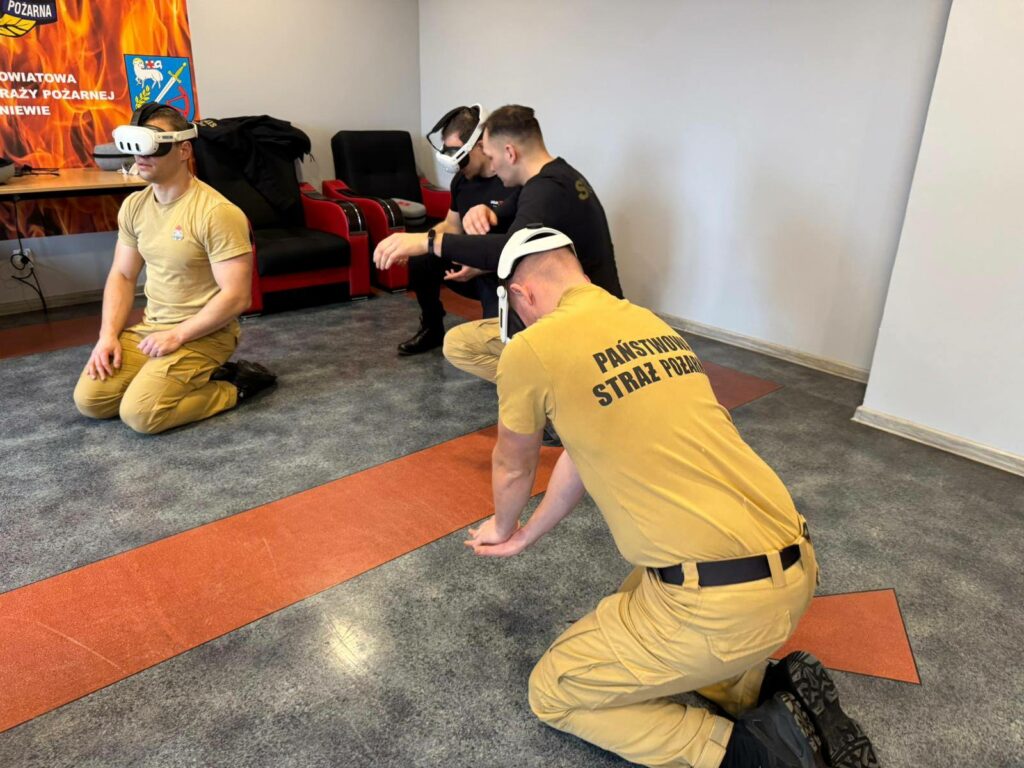 Zakładają gogle, wchodzą do wirtualnego świata i ćwiczą scenariusze, które w realu mogą decydować o ludzkim życiu. Zakładają gogle, wchodzą do wirtualnego świata i ćwiczą scenariusze, które w realu mogą decydować o ludzkim życiu. - To nie science fiction. Strażacy szkolą się w wirtualnej rzeczywistości