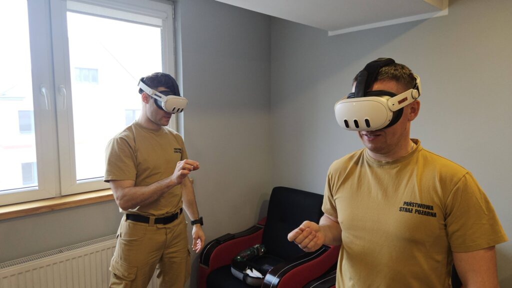 Zakładają gogle, wchodzą do wirtualnego świata i ćwiczą scenariusze, które w realu mogą decydować o ludzkim życiu. - To nie science fiction. Strażacy szkolą się w wirtualnej rzeczywistości