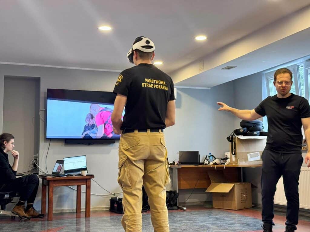 Zakładają gogle, wchodzą do wirtualnego świata i ćwiczą scenariusze, które w realu mogą decydować o ludzkim życiu. - To nie science fiction. Strażacy szkolą się w wirtualnej rzeczywistości