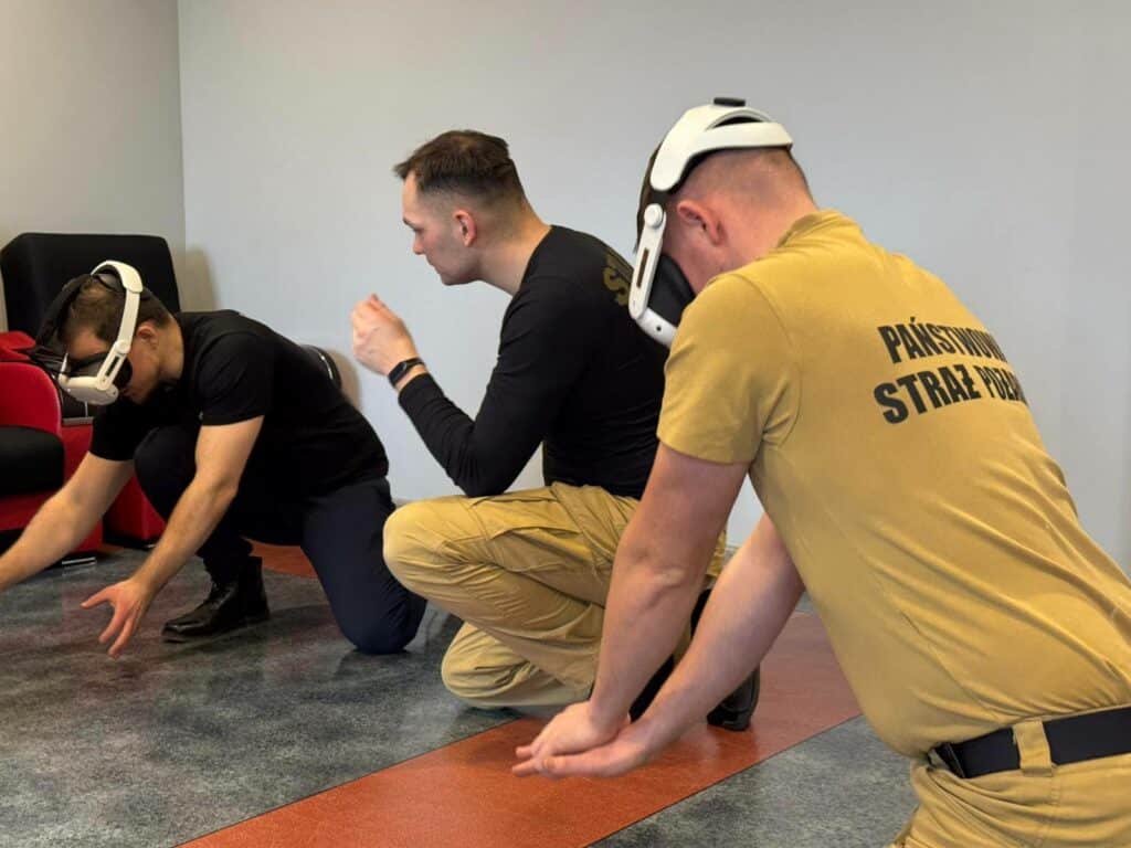 Zakładają gogle, wchodzą do wirtualnego świata i ćwiczą scenariusze, które w realu mogą decydować o ludzkim życiu. - To nie science fiction. Strażacy szkolą się w wirtualnej rzeczywistości