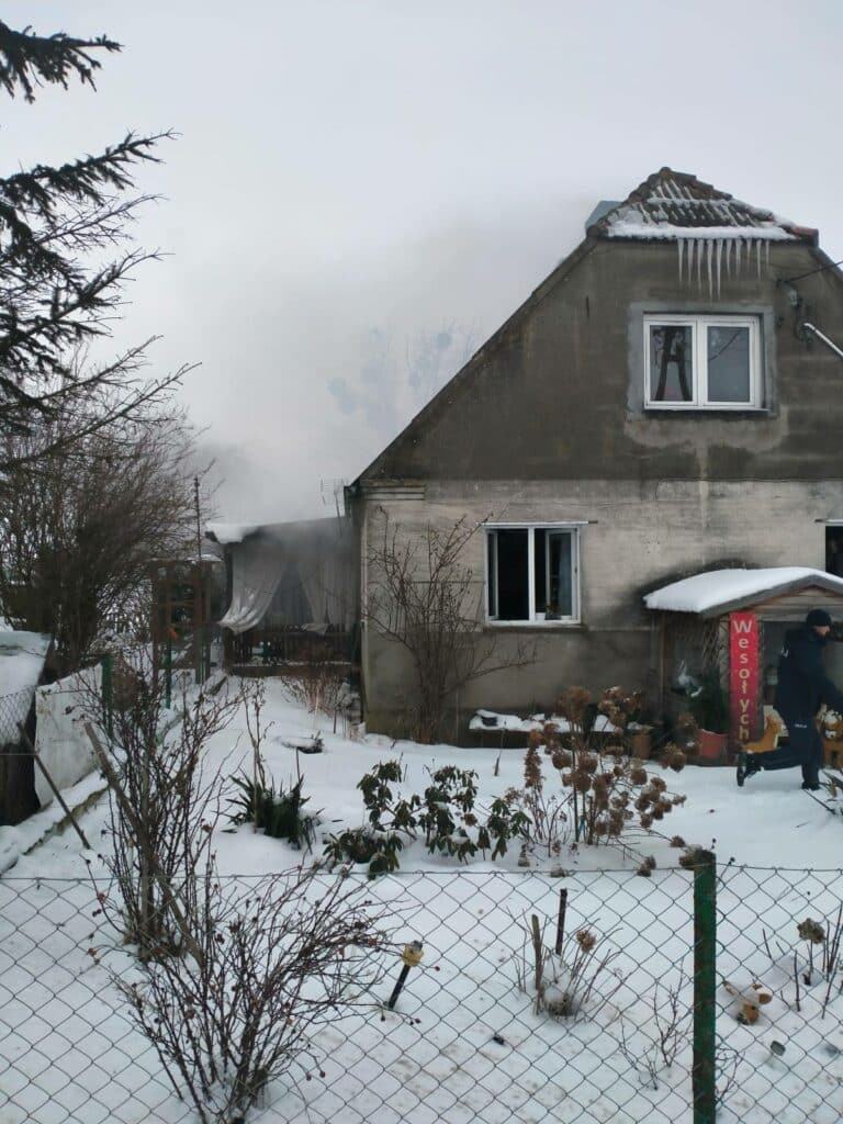 W budynku były jeszcze trzy osoby. - Pożar domu. Strażacy wynieśli psa i podali mu tlen