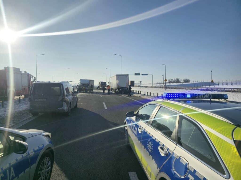 BMW zmiażdżone na obwodnicy Olsztyna - Karambol na obwodnicy Olsztyna. Droga w kierunku Ostródy zablokowana