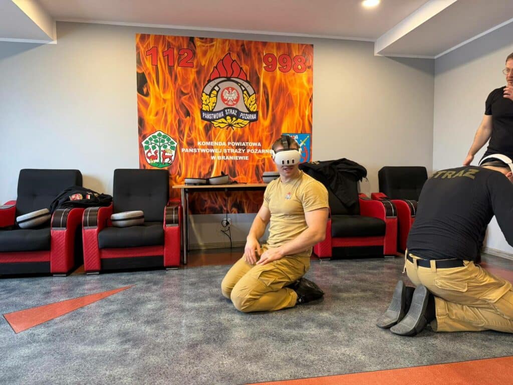 Zakładają gogle, wchodzą do wirtualnego świata i ćwiczą scenariusze, które w realu mogą decydować o ludzkim życiu. - To nie science fiction. Strażacy szkolą się w wirtualnej rzeczywistości