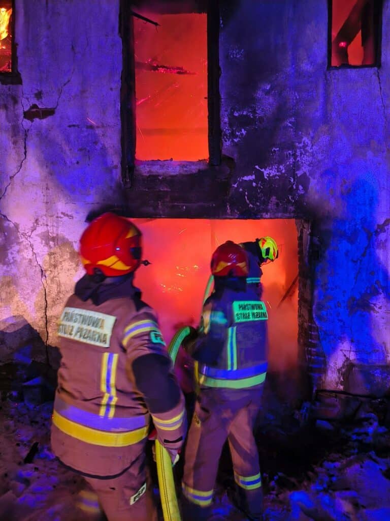 Zostały tylko zgliszcza i zapach spalenizny. - Ogień i kłęby dymu nad wsią. Płomienie strawiły cały budynek