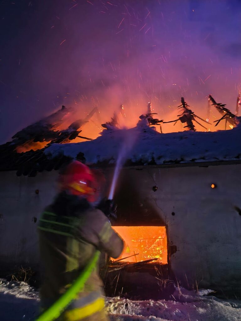 Zostały tylko zgliszcza i zapach spalenizny. - Ogień i kłęby dymu nad wsią. Płomienie strawiły cały budynek