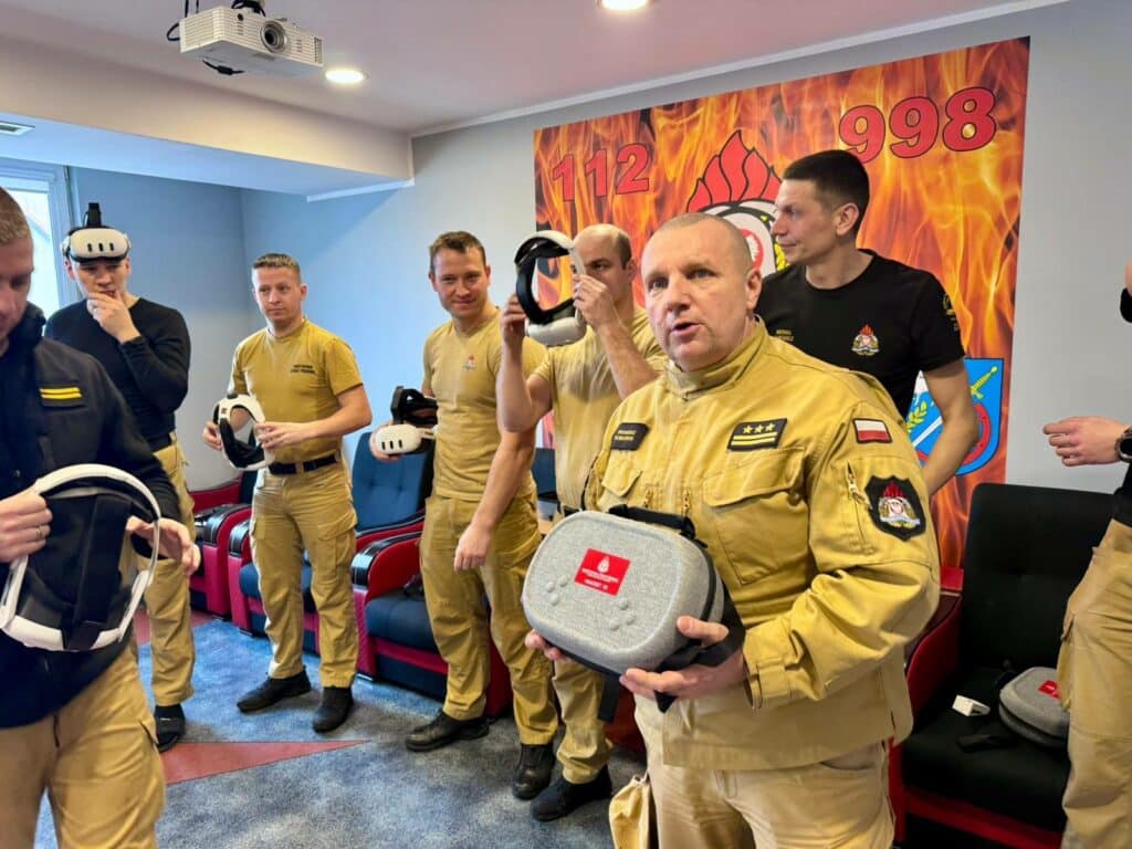 Zakładają gogle, wchodzą do wirtualnego świata i ćwiczą scenariusze, które w realu mogą decydować o ludzkim życiu. - To nie science fiction. Strażacy szkolą się w wirtualnej rzeczywistości