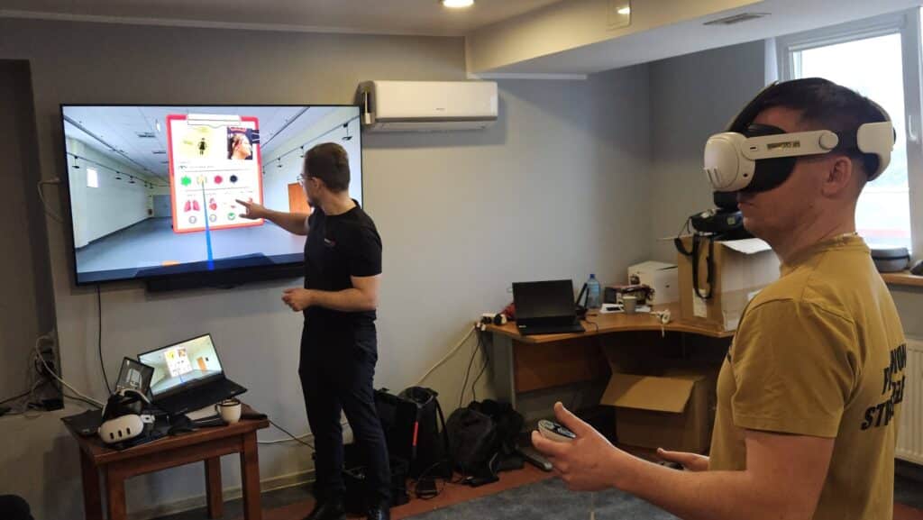 Zakładają gogle, wchodzą do wirtualnego świata i ćwiczą scenariusze, które w realu mogą decydować o ludzkim życiu. - To nie science fiction. Strażacy szkolą się w wirtualnej rzeczywistości