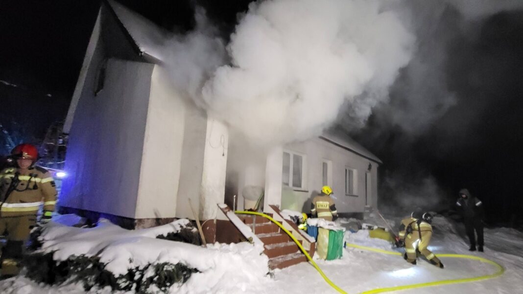 pożar i gęsty dym wydobywający się z budynku