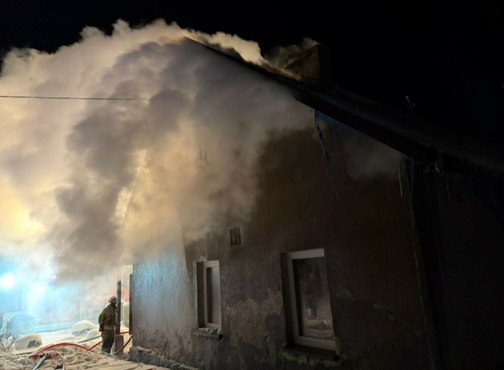 Osiem zastępów strażaków w akcji. - Pożar domu. Wielogodzinna walka z ogniem przy –12°C