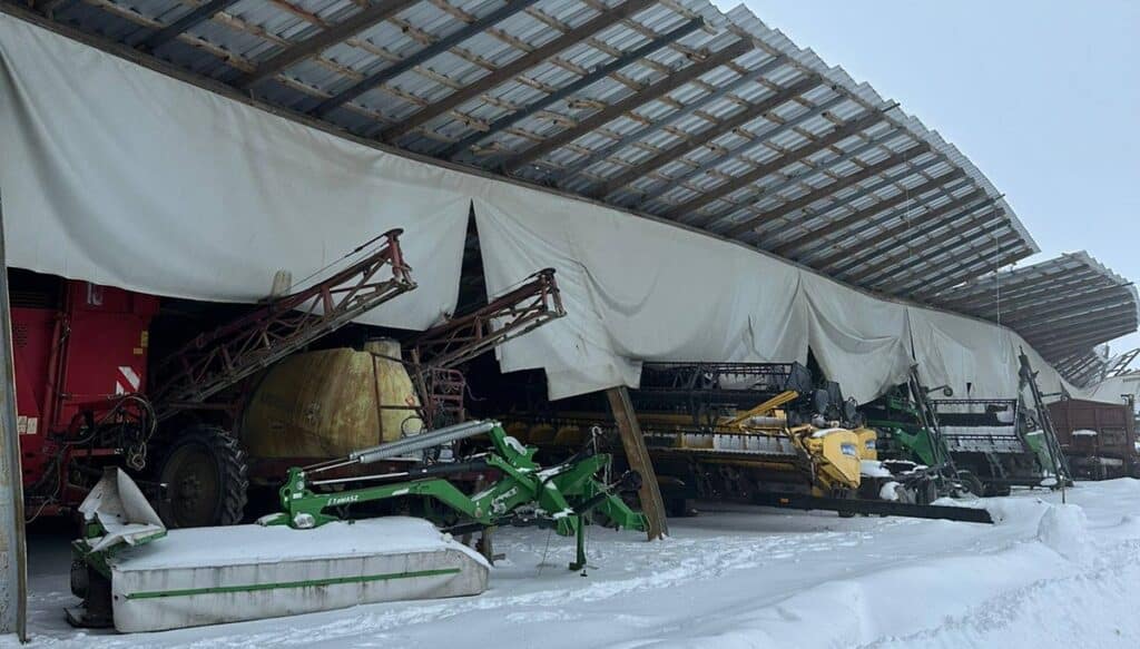 Dramatyczne skutki zimy w regionie. - Dach hali runął pod ciężarem śniegu. Na miejscu pracują służby
