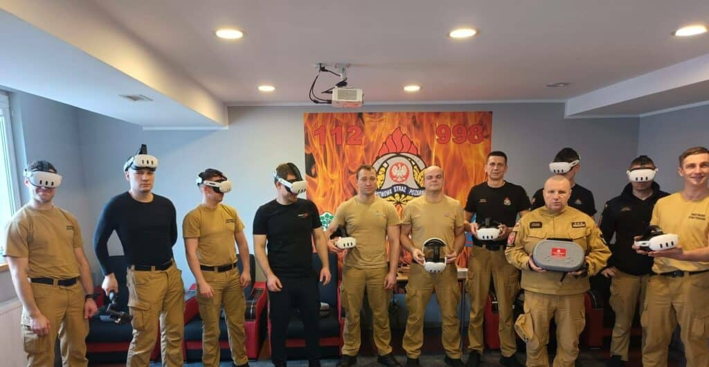 Zakładają gogle, wchodzą do wirtualnego świata i ćwiczą scenariusze, które w realu mogą decydować o ludzkim życiu. - To nie science fiction. Strażacy szkolą się w wirtualnej rzeczywistości