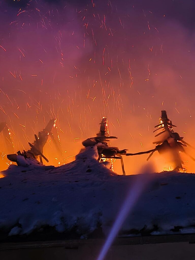 Zostały tylko zgliszcza i zapach spalenizny. - Ogień i kłęby dymu nad wsią. Płomienie strawiły cały budynek