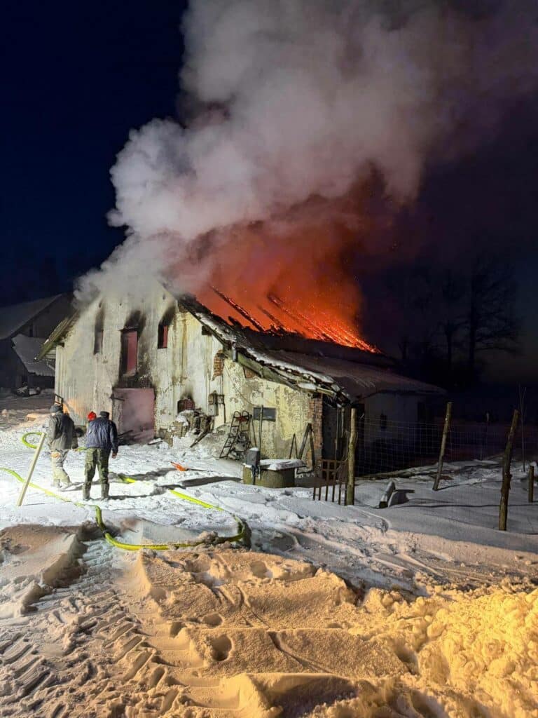 Zostały tylko zgliszcza i zapach spalenizny. - Ogień i kłęby dymu nad wsią. Płomienie strawiły cały budynek