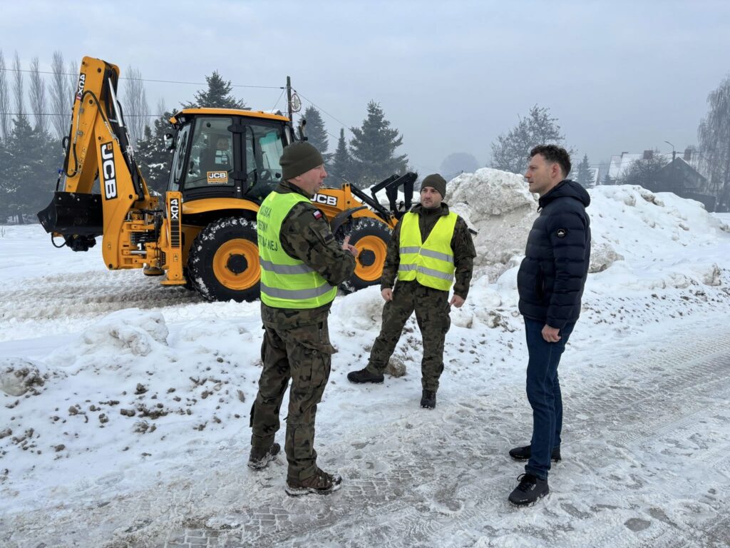 Na ulicach pojawili się żołnierze, którzy walczą z zimą. - Korki i fatalne warunki na drogach. Wezwano wojsko do pomocy