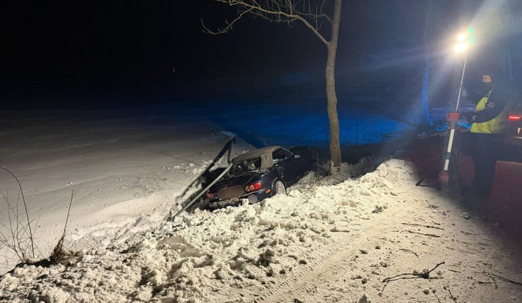 Młoda kierująca straciła panowanie nad autem. - Zmiotła latarnię i wpadła do rowu. 22-letnia kierująca trafiła do szpitala