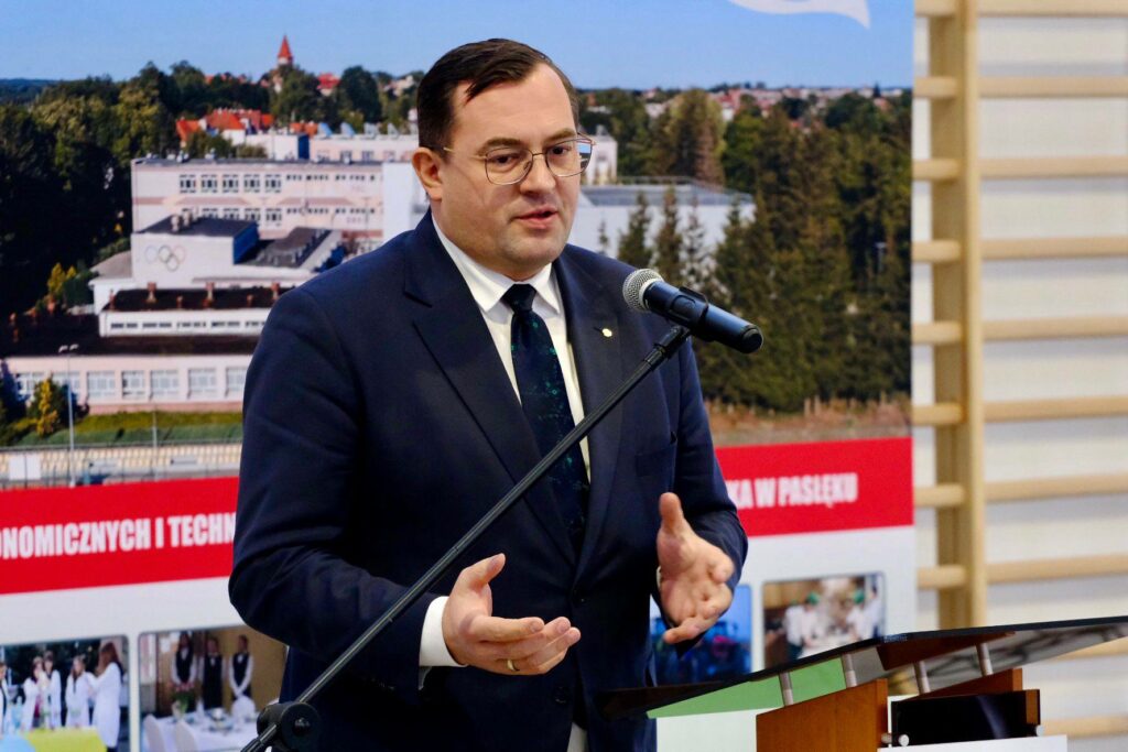 Drony zamiast traktora? W warmińsko-mazurskim będą uczyć rolnictwa precyzyjnego. Drony zamiast traktora? W warmińsko-mazurskim będą uczyć rolnictwa precyzyjnego. - Rolnicy będą uczyć się obsługi dronów? Minister mówi o nowym kierunku kształcenia w regionie