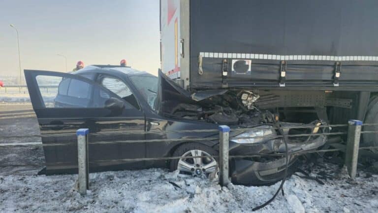 bmw na obwocdnicy olsztyna zmiażdżone