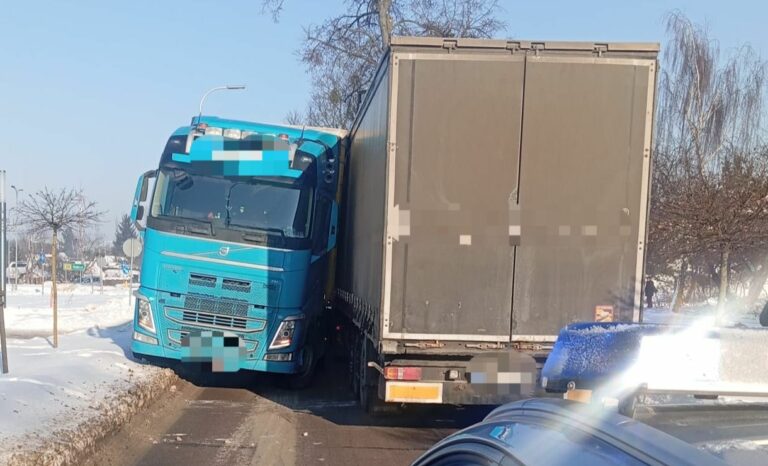 ciężarówki utknęły na środku drogi