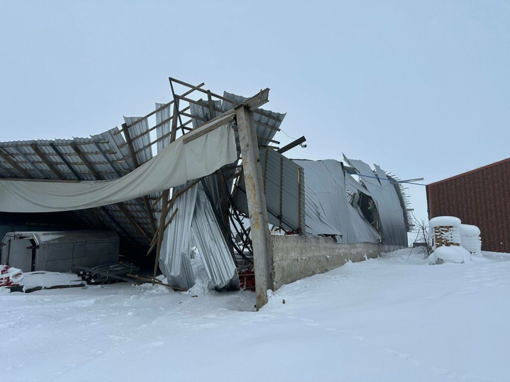 Dramatyczne skutki zimy w regionie. - Dach hali runął pod ciężarem śniegu. Na miejscu pracują służby