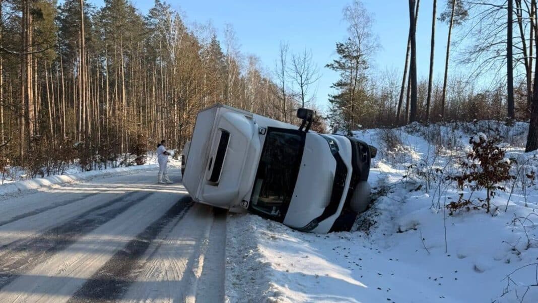 wywrócony dostawczak