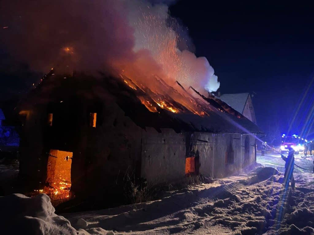 Zostały tylko zgliszcza i zapach spalenizny. - Ogień i kłęby dymu nad wsią. Płomienie strawiły cały budynek
