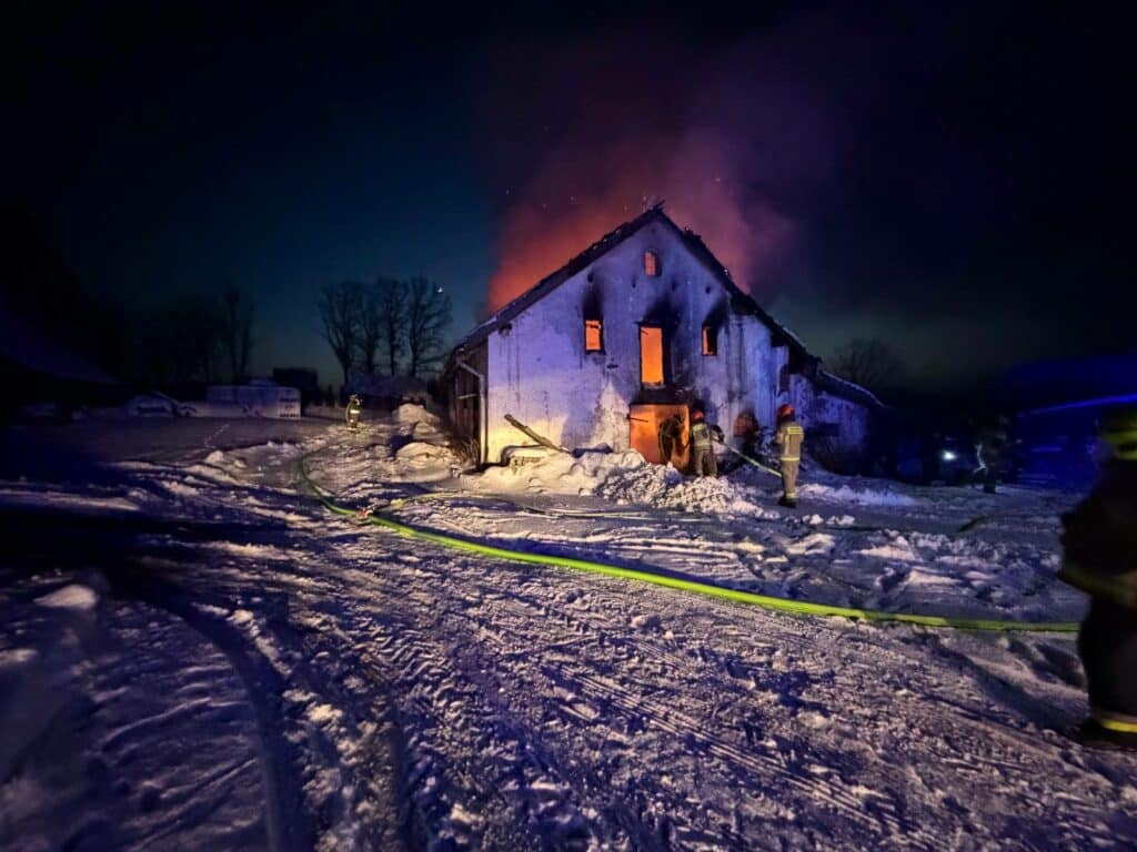 Zostały tylko zgliszcza i zapach spalenizny. - Ogień i kłęby dymu nad wsią. Płomienie strawiły cały budynek