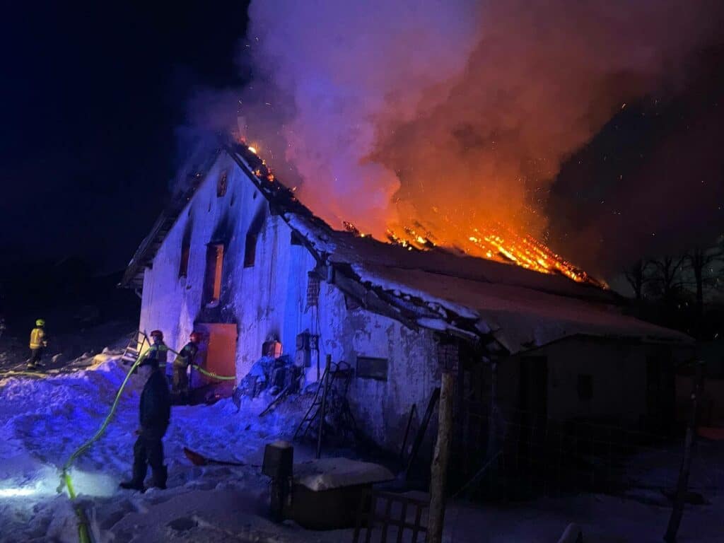 Zostały tylko zgliszcza i zapach spalenizny. - Ogień i kłęby dymu nad wsią. Płomienie strawiły cały budynek