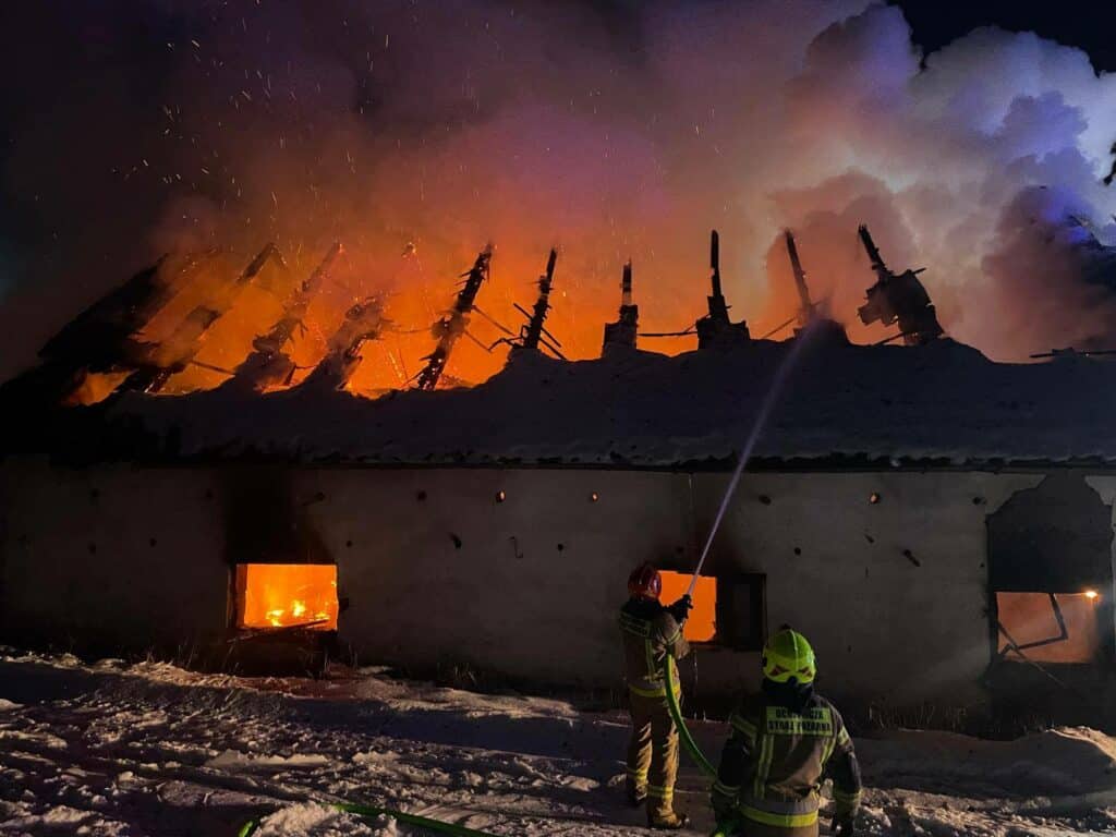 Zostały tylko zgliszcza i zapach spalenizny. - Ogień i kłęby dymu nad wsią. Płomienie strawiły cały budynek