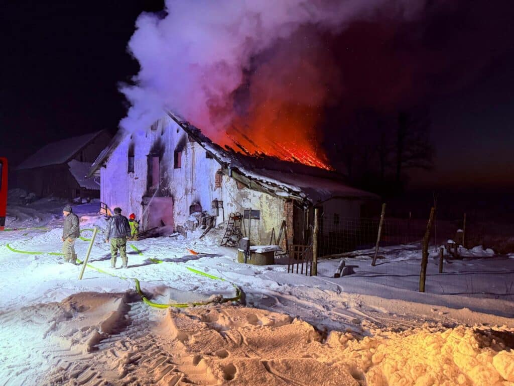 Zostały tylko zgliszcza i zapach spalenizny. - Ogień i kłęby dymu nad wsią. Płomienie strawiły cały budynek