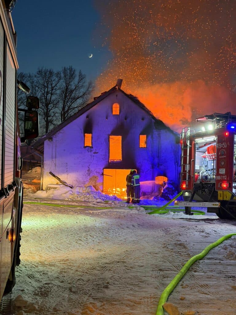 Zostały tylko zgliszcza i zapach spalenizny. - Ogień i kłęby dymu nad wsią. Płomienie strawiły cały budynek