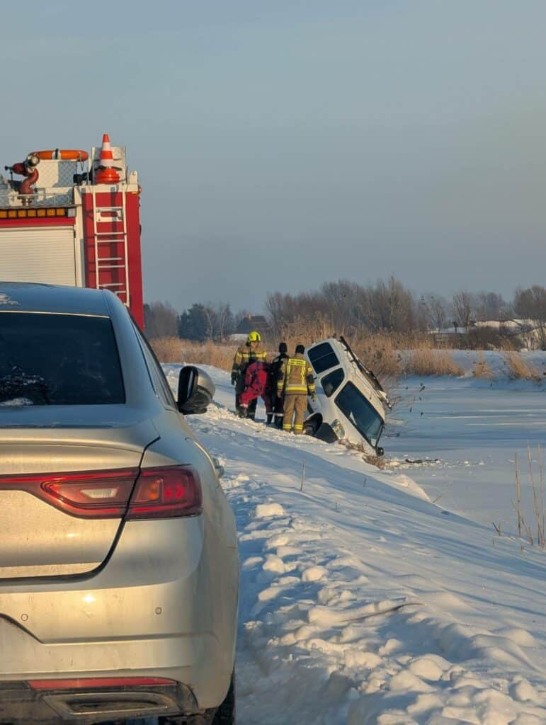 Zdecydowało kilka sekund i o kilka km/h za dużo. - Rozpędzony samochód wpadł do zamarzniętego kanału