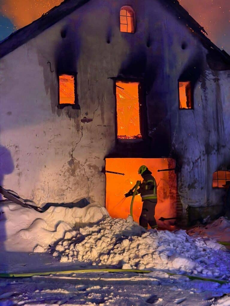 Zostały tylko zgliszcza i zapach spalenizny. - Ogień i kłęby dymu nad wsią. Płomienie strawiły cały budynek