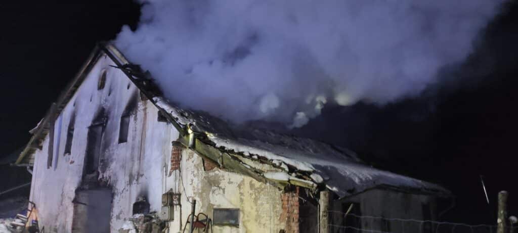 Zostały tylko zgliszcza i zapach spalenizny. - Ogień i kłęby dymu nad wsią. Płomienie strawiły cały budynek