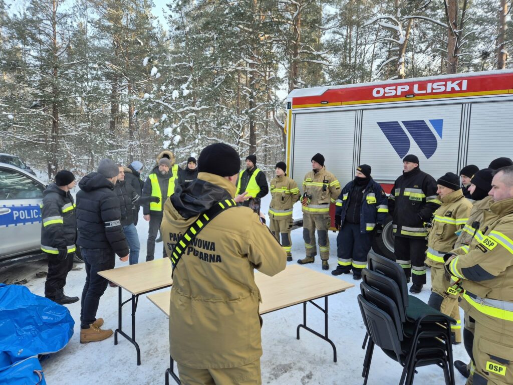 Sprawdzono już 125 hektarów, ani śladu mężczyzny. - Służby szukają 66-letniego mężczyzny. Trwa szeroka akcja z lądu, wody i powietrza