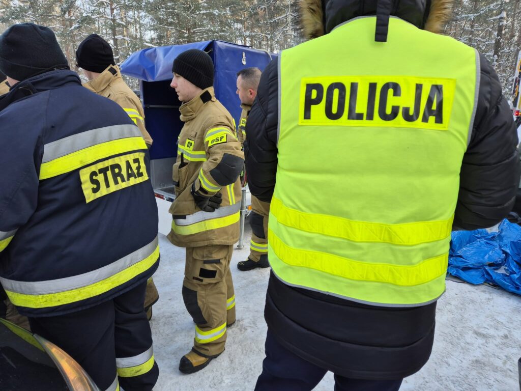 Sprawdzono już 125 hektarów, ani śladu mężczyzny. - Służby szukają 66-letniego mężczyzny. Trwa szeroka akcja z lądu, wody i powietrza