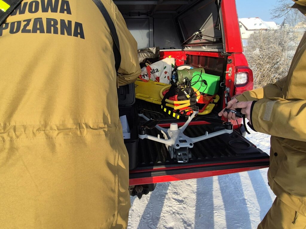 Sprawdzono już 125 hektarów, ani śladu mężczyzny. - Służby szukają 66-letniego mężczyzny. Trwa szeroka akcja z lądu, wody i powietrza