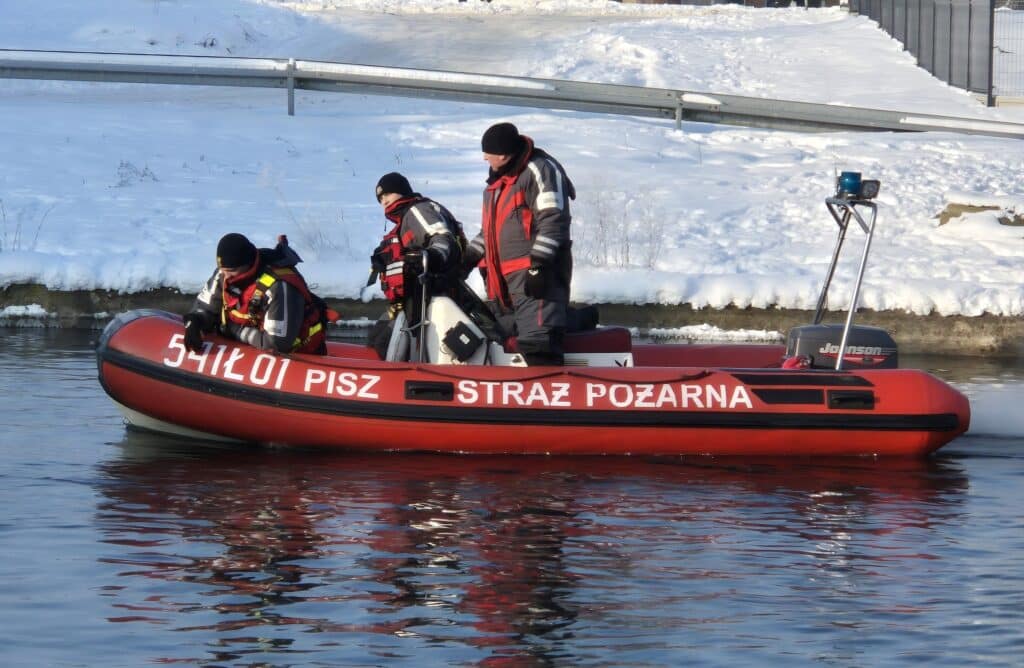 Sprawdzono już 125 hektarów, ani śladu mężczyzny. - Służby szukają 66-letniego mężczyzny. Trwa szeroka akcja z lądu, wody i powietrza